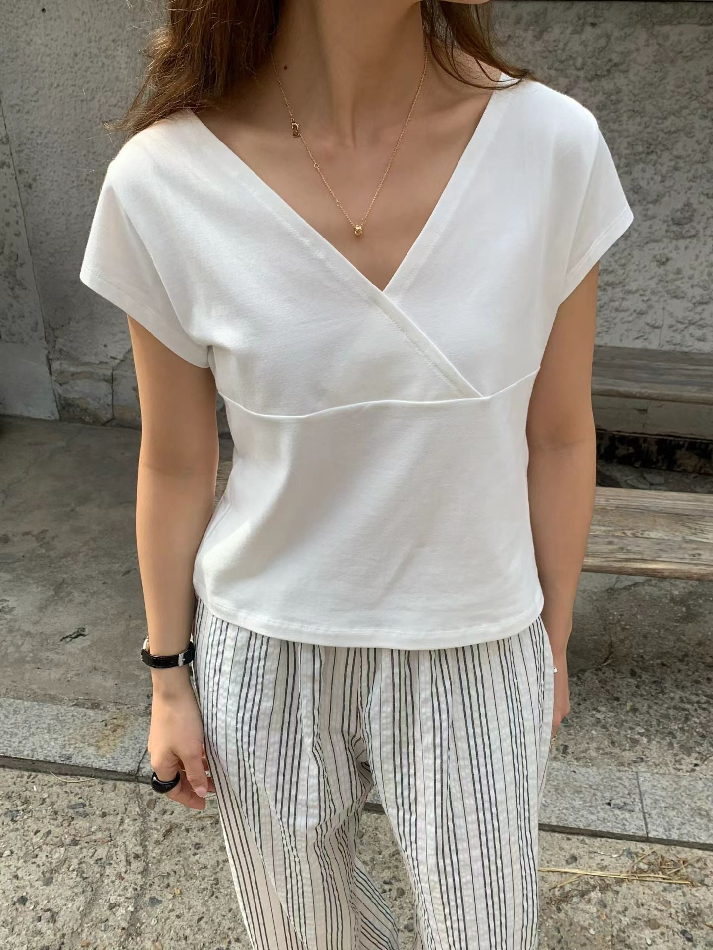 日常必備! 顯瘦V領短袖Tee (2 Colors)