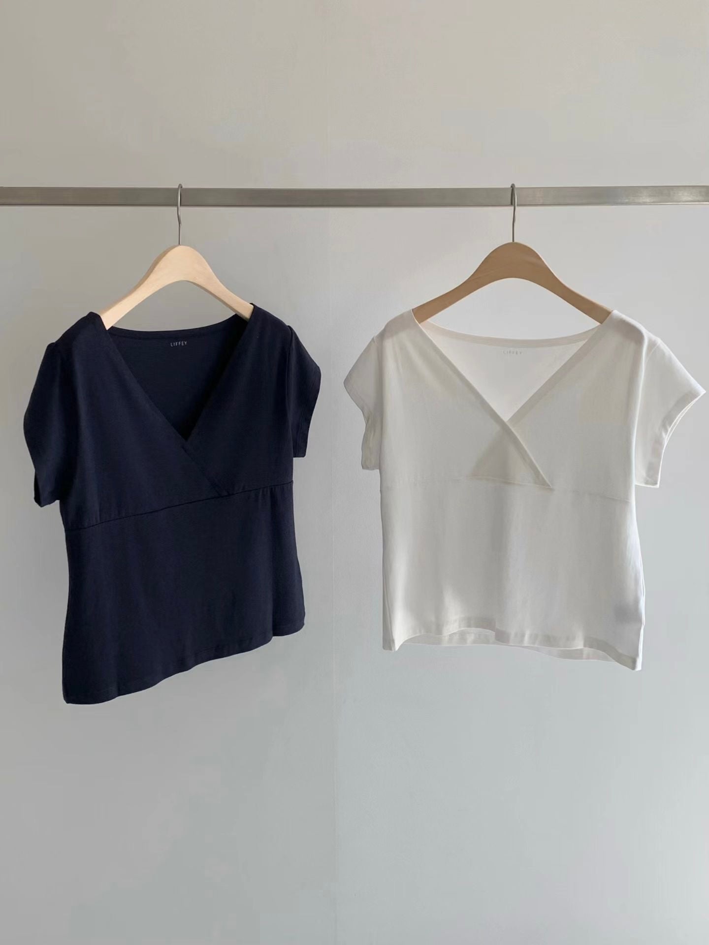 日常必備! 顯瘦V領短袖Tee (2 Colors)